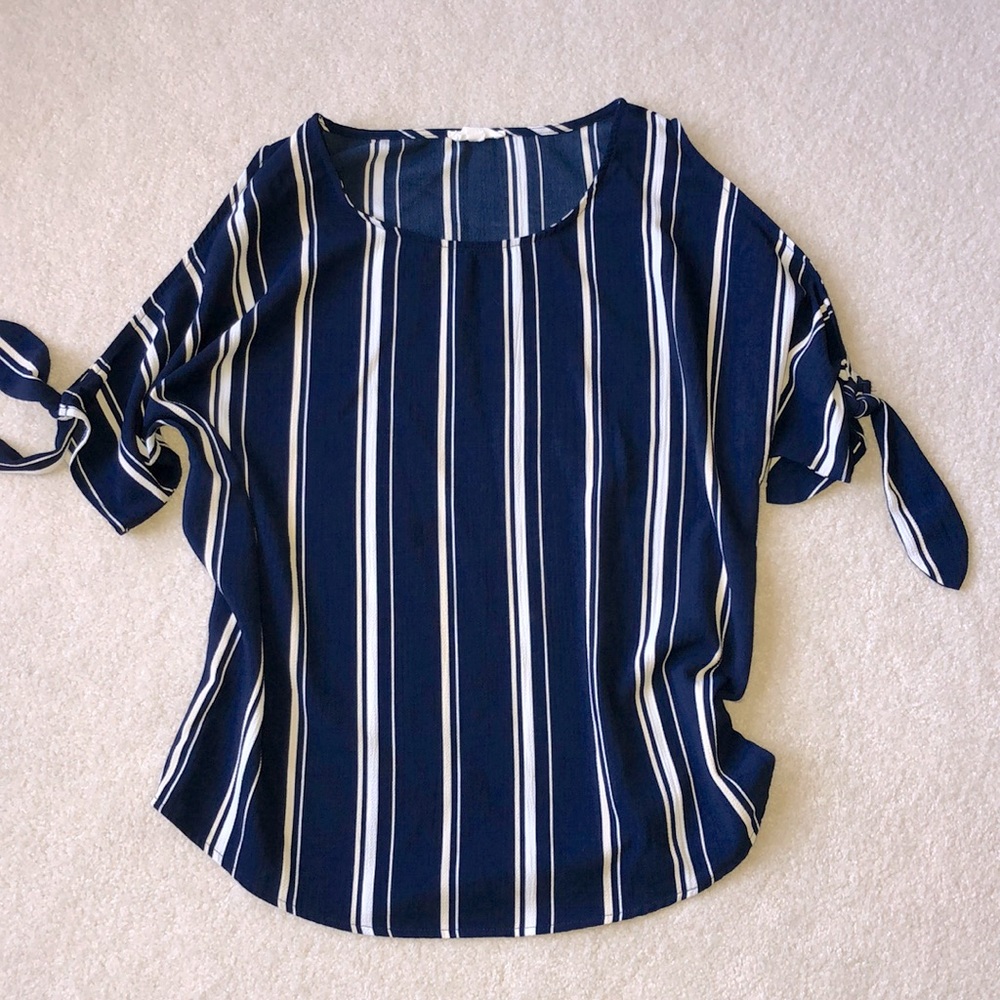 ❤️Striped Navy Blue top w/ “cold shoulder” sleeves